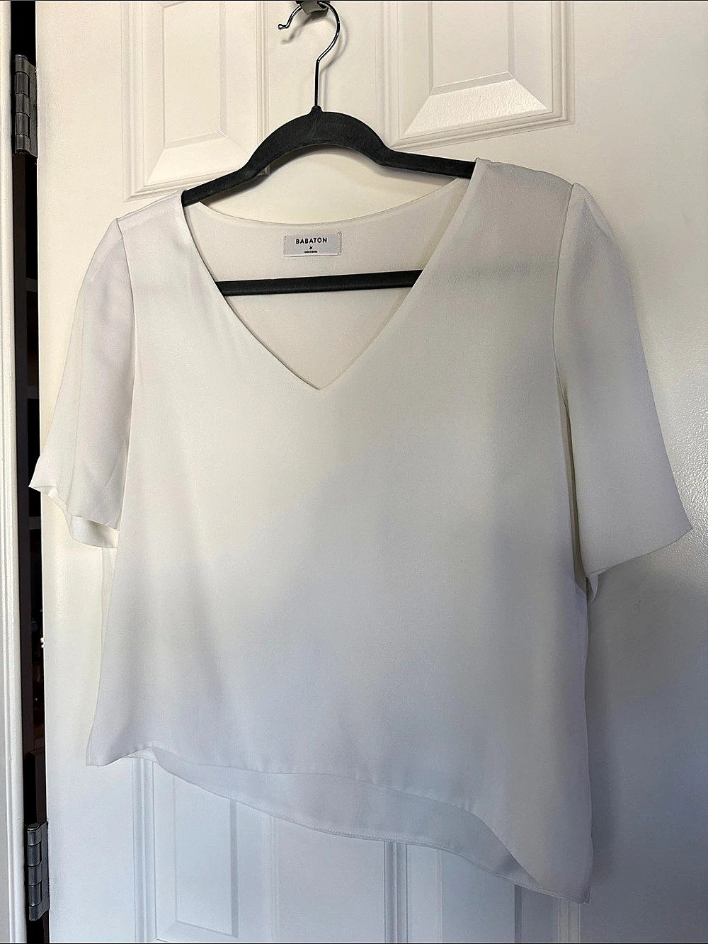 Babaton Short Sleeve V-Neck Blouse in White Size Medium Like New